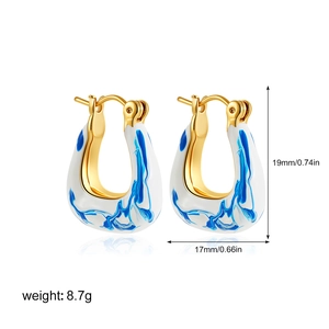 Detailed dimension guide for 18K gold enamel U-shaped earrings with blue and white pattern
