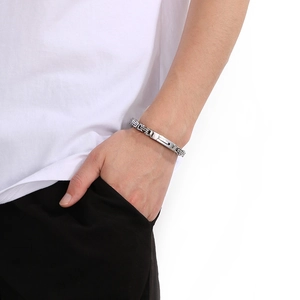 Detail eines silbernen Byzantiner-Kettenarmbands aus Edelstahl mit Rechteck-Verschluss