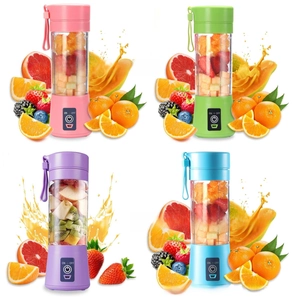 Primo piano di mini frullatori elettrici portatili in quattro colori con frutta fresca