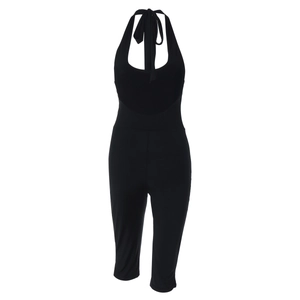 Gros plan d'une combinaison dos nu noire avec tissu élastique et coupe ajustée sexy