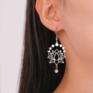 Boucle d'oreille lotus évidé argenté avec goutte de zircon clair pour un style élégant