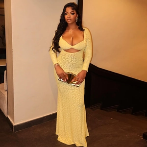 Robe longue en dentelle jaune à manches longues avec découpes et coupe sirène