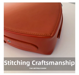 Détail de la couture précise sur un sac à bandoulière en cuir PU orange de qualité