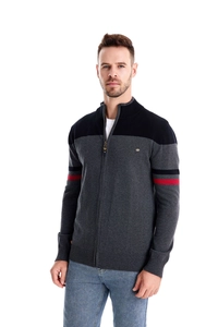 Détail d'un cardigan zippé pour homme avec col montant et rayures rouges aux manches