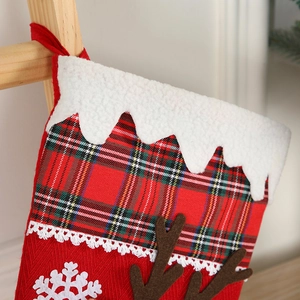 Weihnachtsstrumpf mit rotem Karomuster und braunem Filzgeweih für festliche Heimdekoration