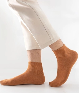 Detail der gerippten Manschette gelber Langstapel-Baumwollsocken für bequeme Passform
