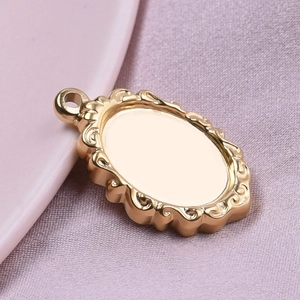 Vue macro d'un pendentif ovale plaqué or 18k pour bijoux DIY avec détails filigranés fins