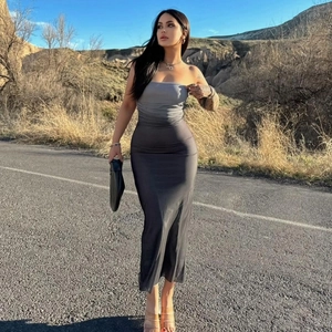 Robe longue moulante bustier dégradé gris pour femme, style chic élégant en extérieur