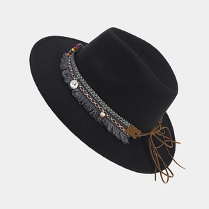 Vista detallada del sombrero fedora negro con cuentas bohemias y bordados étnicos