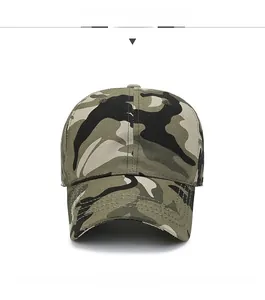 Vue de face d'une casquette camouflage avec motif jungle et visière courbée