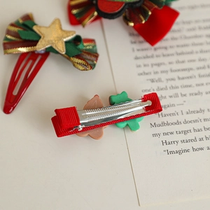 Ensemble de barrettes à cheveux de Noël festives rouges et vertes sur page de livre vintage
