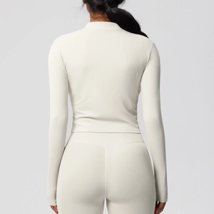 Vue arrière de l'ensemble de fitness blanc cassé avec veste à col montant et legging