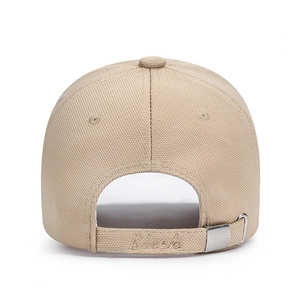 Vista posteriore cappello beige con ricamo dorato e fibbia in metallo regolabile
