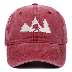 Dettaglio del ricamo Sasquatch bianco su berretto in denim rosso lavato vintage