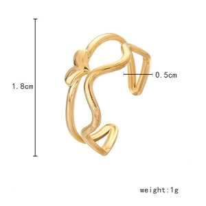 Detailansicht eines vergoldeten geometrischen Ringes mit Maßangaben 1.8cm Höhe und 0.5cm Breite