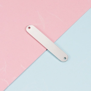 Detail van een zilveren roestvrijstalen lange staaf hanger met dubbele gaten voor sieraden