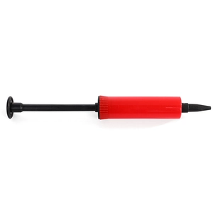 Dettaglio della pompa manuale per palloncini rossa e nera con ugello in plastica