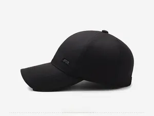 Vue latérale détaillée de la casquette de baseball noire avec étiquette tissée JFDE