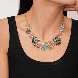 Gros plan du collier océan avec étoile de mer, coquillage et perles sur le cou