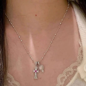 Funkelnde Halskette mit Zirkonia Kreuz- und Herzanhänger in Silberoptik für Damen