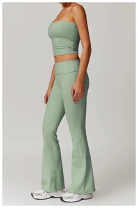 Ensemble haut sport sans bretelles vert sauge et pantalon yoga évasé taille haute vue latérale