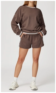 Ensemble de détente marron avec col et poignets à rayures blanches pour un style décontracté