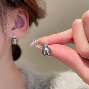 Vue détaillée de boucles d'oreilles en argent avec perles grises et zircons brillants
