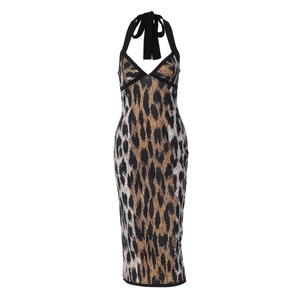 Vue à plat de robe léopard dos nu avec décolleté plongeant en V et lanières noires