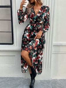 Détail de robe longue fleurie avec col en V, manches longues et taille ajourée