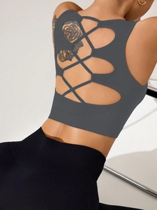 Détail des bretelles croisées dans le dos d'un débardeur de yoga gris foncé pour femme