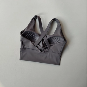 Détail de la brassière de sport grise avec bretelles croisées et bonnets moulés intégrés