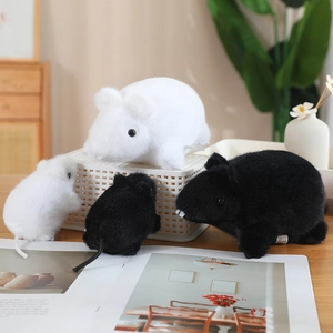 Primer plano de peluches de ratón en blanco y negro con pelo suave y detalles reales