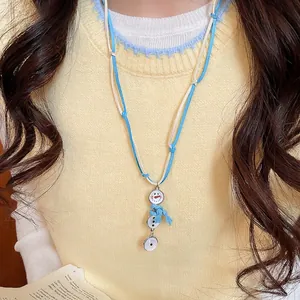 Collier avec pendentif bonhomme de neige mignon et écharpe bleue sur cordon bicolore