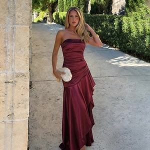 Elegantes weinrotes trägerloses Satin-Maxikleid mit Falten und Rüschen am Saum
