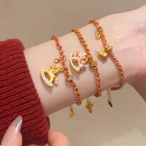 Bracelets cordon rouge plaqués or 24 carats avec breloques cheval et éléphant au poignet