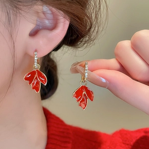 Boucles d'oreilles feuille d'érable en or avec émail rouge et zircons pour femme