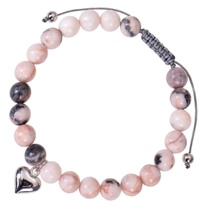 Détail du bracelet en pierres zébrées roses avec breloque cœur et cordon gris réglable