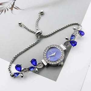 Montre bracelet pour femme argentée avec cadran violet et accents papillon en gemme