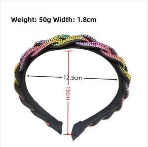 Détail macro du serre-tête tressé en strass arc-en-ciel, largeur 1,8cm et poids 50g