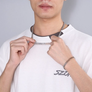 Nahaufnahme eines zweifarbigen Sets aus silberner und metallener Panzerkette und Armband