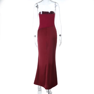 Vue arrière détaillée d'une robe de soirée bustier longue en satin bordeaux moulante