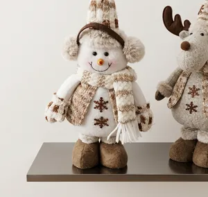 Dettaglio di un pupazzo di neve in peluche pesato a 386,4 g su una bilancia elettronica