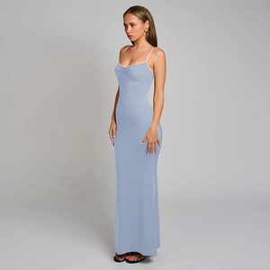 Detail des hellblauen Bodycon-Maxikleids mit dünnen Trägern und geripptem Stretchstoff