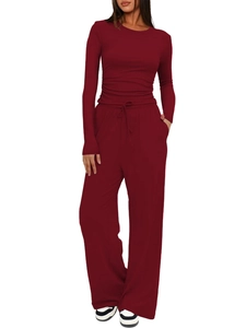 Dettaglio del set lounge bordeaux con top a maniche lunghe e pantaloni a gamba larga