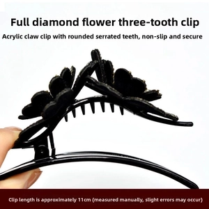 Détail d'une pince à cheveux de 11 cm en acrylique avec fleurs strass et dents rondes