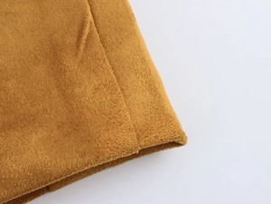 Vue macro de la texture du tissu suédé marron et coutures précises sur le blazer chic