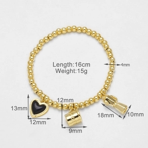 Detalle de pulsera de cuentas bañada en oro 18k con dijes de corazón rojo y cafetera