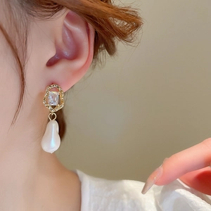 Elegant vintage gold earrings with irregular baroque pearl and zircon crystal drop