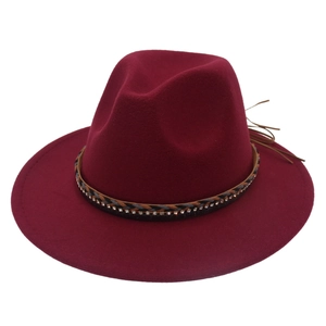 Dettaglio cappello Fedora bordeaux in lana con fascia di strass e nappe intrecciate