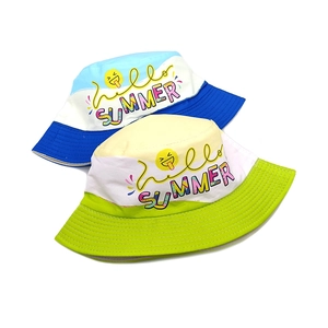 Chapeaux bob enfant color-block avec texte hello SUMMER et motifs de smiley